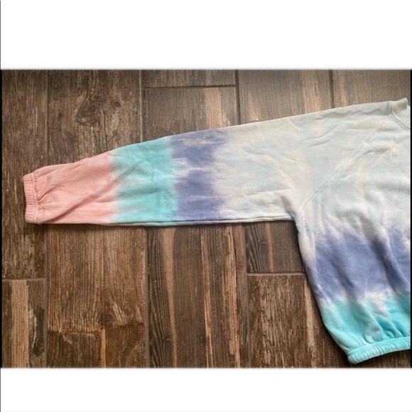 𝒯𝒾ℯ 𝒹𝓎ℯ 𝓈𝓌ℯ𝒶𝓉𝓈𝒽𝒾𝓇𝓉!♡ - Picture 3 of 8